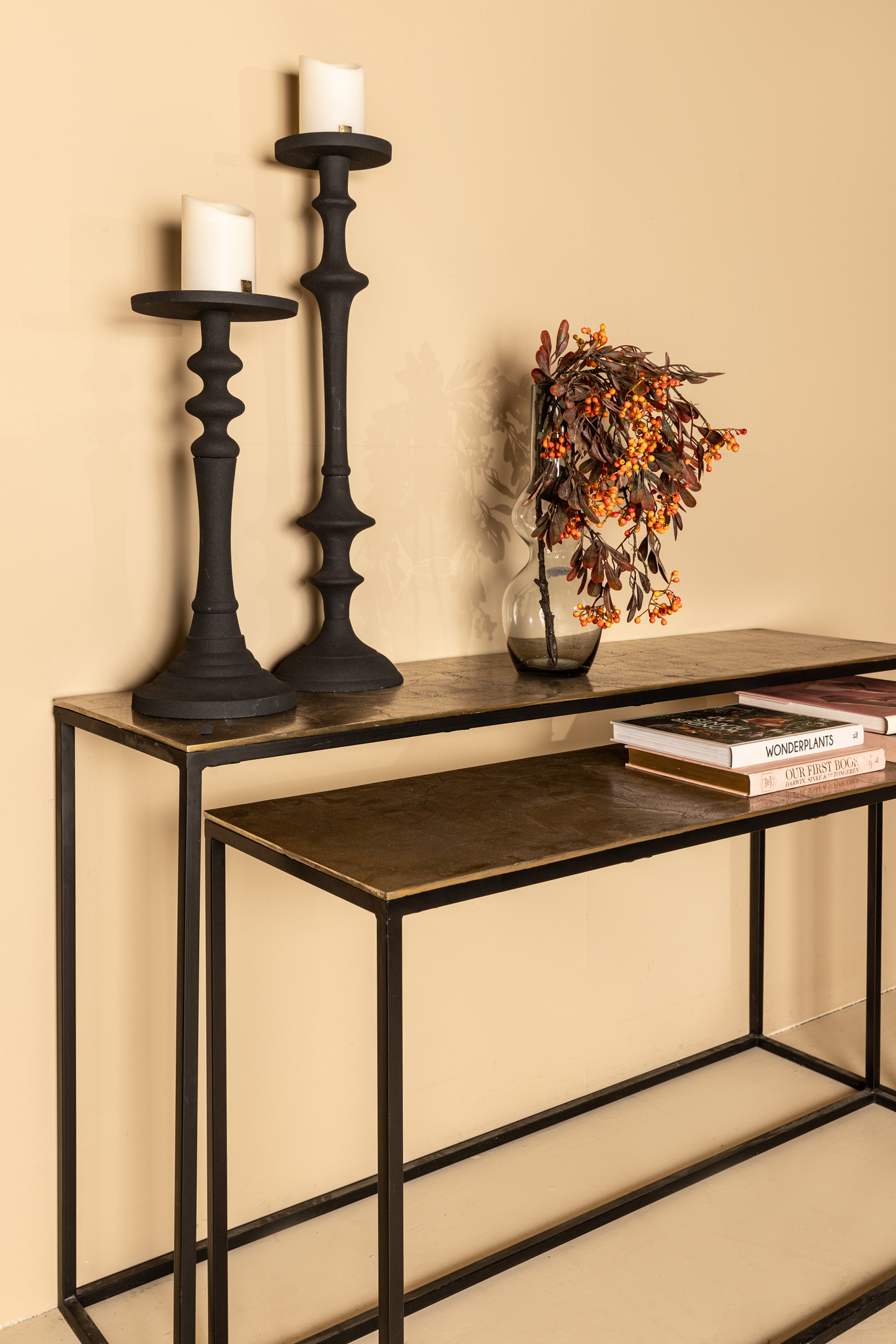 Kae Gold aluminium sidetable met zwart metalen onderstel - PTMD