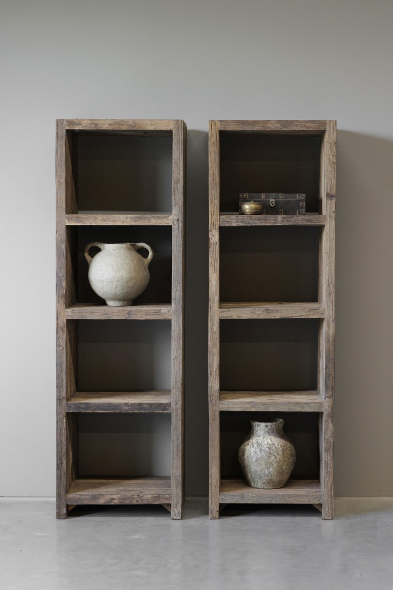Boekenkast van oud railway hout